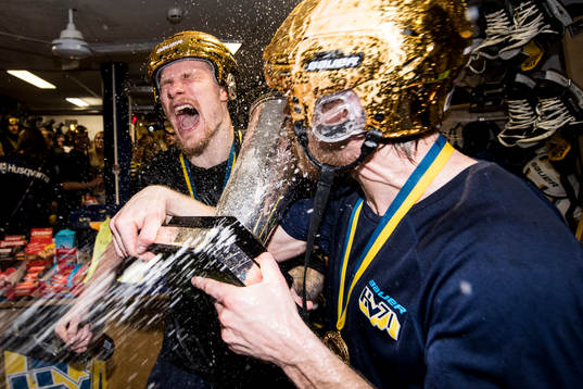 s Simon Önerud och Mattias Tedenby blir nersprutade med