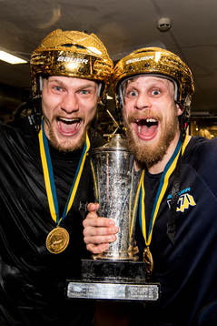 s Simon Önerud och Mattias Tedenby jublar med SM-pokalen