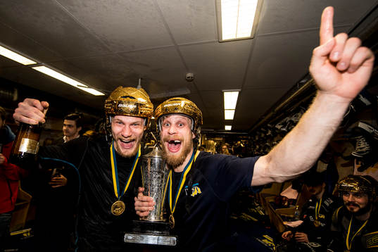 s Simon Önerud och Mattias Tedenby jublar med SM-pokalen