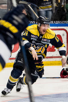 s Simon Önerud (m) jublar