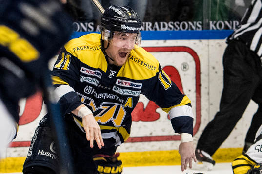 s Simon Önerud (m) jublar