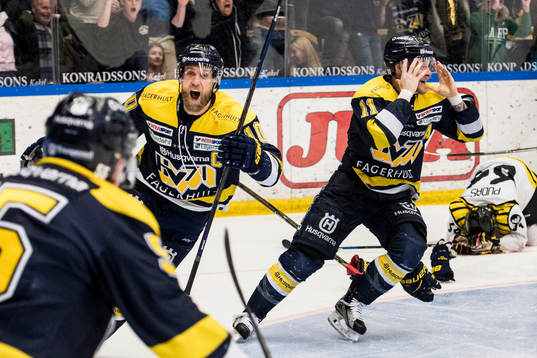 s Simon Önerud jublar