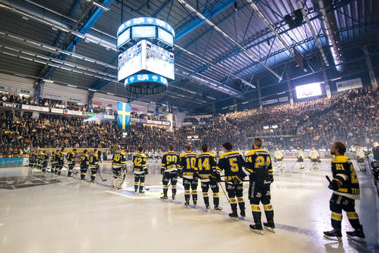 s spelare står uppställda