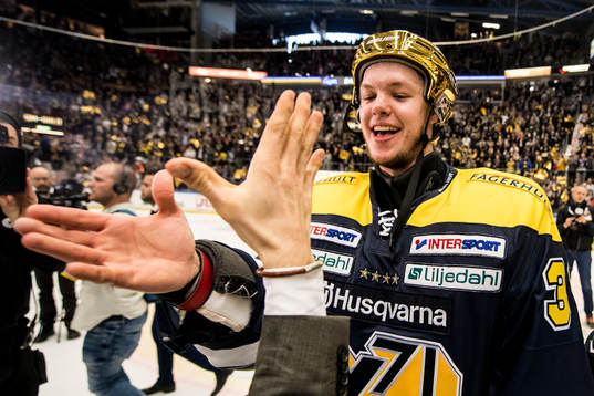 s målvakt Linus Söderström jublar