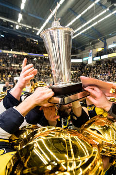 s spelare jublar med SM-pokalen LeMat