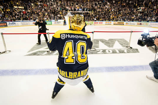 s Pär Arlbrandt höjer SM-pokalen LeMat
