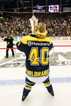 s Pär Arlbrandt höjer SM-pokalen LeMat