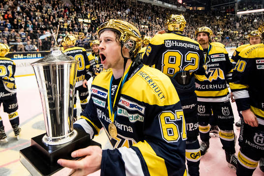 s Christoffer Törngren höjer SM-pokalen LeMat