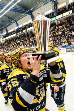 s Andreas Borgman höjer SM-pokalen LeMat