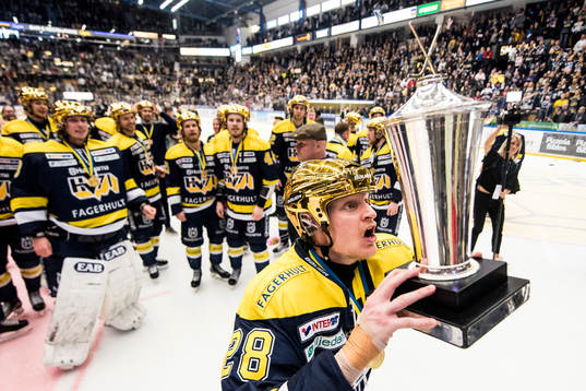 s Anton Bengtsson höjer SM-pokalen LeMat