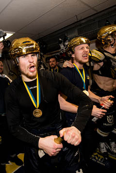 s Mikko Lehtonen jublar i omklädningsrummet