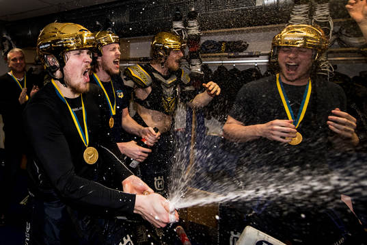 s Mikko Lehtonen sprutar champagne i omklädningsrummet