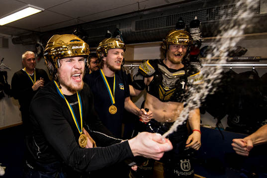 s Mikko Lehtonen sprutar champagne i omklädningsrummet