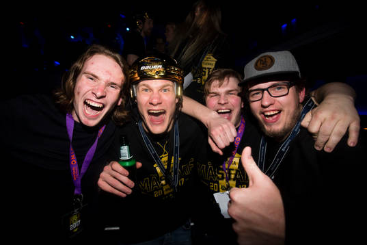s Simon Önerud jublar