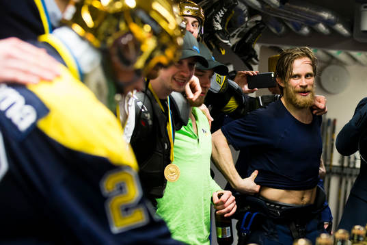 s Mattias Tedenby i omklädningsrummet