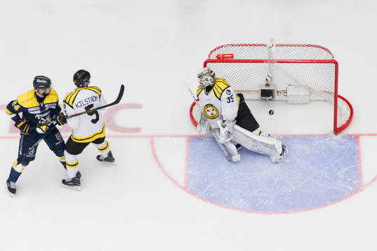 Pucken går in till 1-1 bakom Brynäs målvakt David Rautio