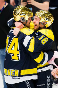 s Mikko Lehtonen och Filip Sandberg jublar