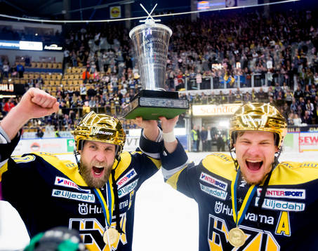 s Martin Thörnberg och Simon Önerud jublar med pokalen