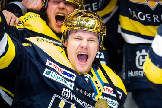 s Simon Önerud jublar