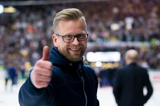 s assisterande sportchef Johan Davidsson jublar
