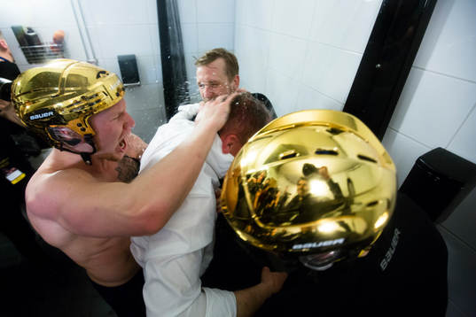 s Andreas Borgman och Martin Thörnberg duschar HV71:s