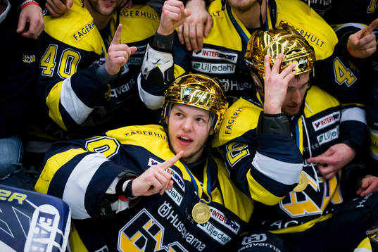 s målvakt Linus Söderström jublar