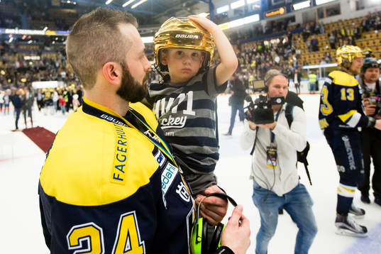 s Erik Christensen med sin son