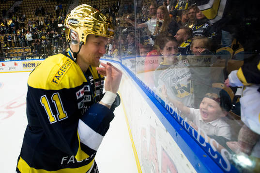 s Simon Önerud hälsar på sin son