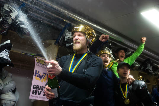 s Ted Brithén jublar i omklädningsrummet