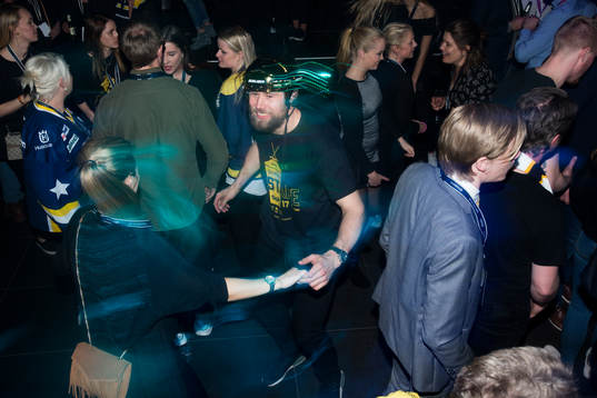 s Christoffer Persson dansar på guldfesten