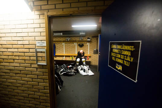 Brynäs målvakt David Rautio deppar i omklädningsrummet