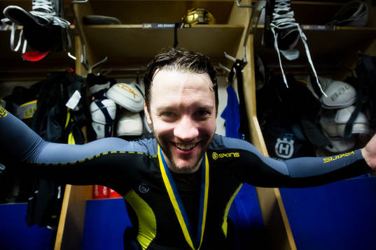 s Pär Arlbrandt jublar i omklädningsrummet