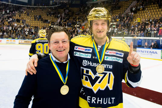 s mentala tränare Magnus Carlson jublar