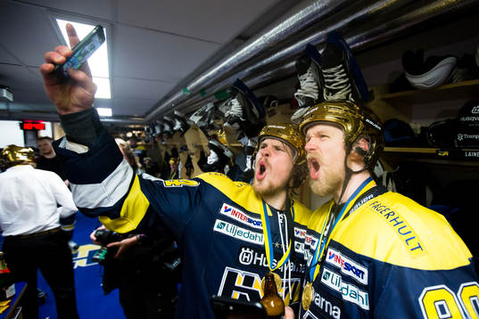s Mikko Lehtonen och Ted Brithén jublar