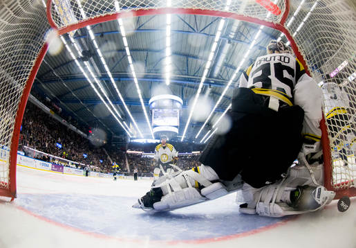 Brynäs målvakt David Rautio släpper in mål till 1-1 av