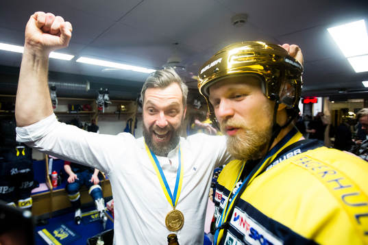 s Sportchef Johan Hult och Ted Brithén jublar i
