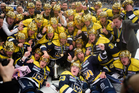s spelare jublar för en lagbild