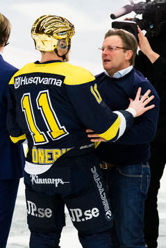 s Simon Önerud klappas om av HV71:s mentala tränare