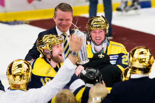s Martin Thörnberg och Chris Abbott lyfter bucklar