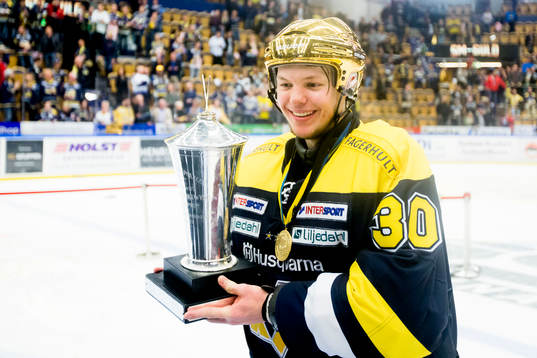 s målvakt Linus Söderström jublar