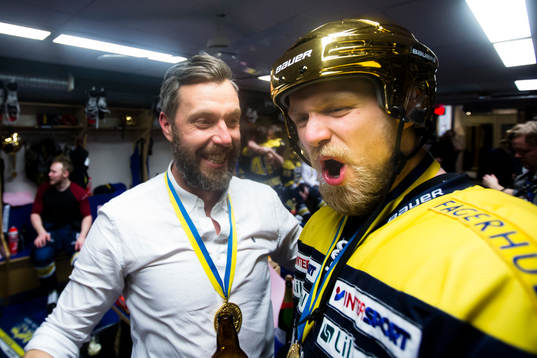 s Sportchef Johan Hult jublar