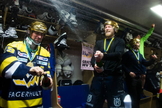s Chris Abbott, Ted Brithén jublar i omklädningsrummet