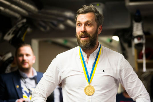 s Sportchef Johan Hult håller ett tal till spelarna i