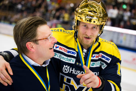 s metala tränare och HV71:s Oscar Sundh jublar