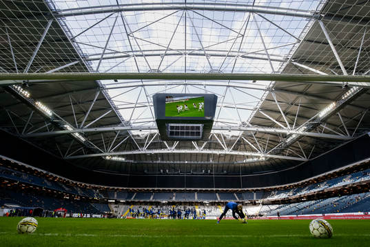 Spelarna värmer upp inne på Friends Arena före