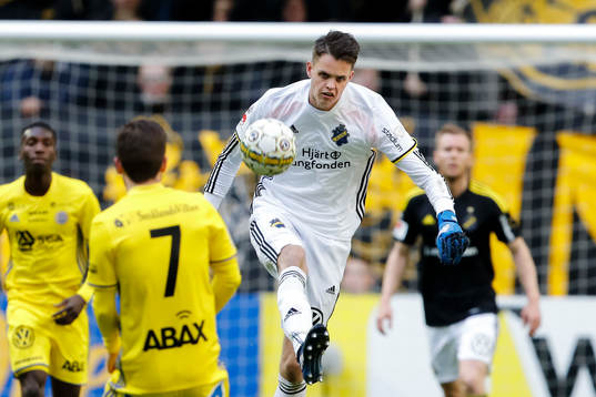 s målvakt Oscar Linnér rensar bort bollen framför