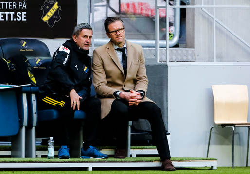 s assisterande tränare Nebojsa Novakovic och tränare