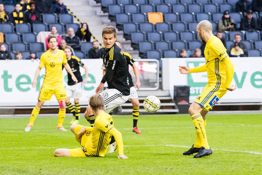 s Eero Markkanen utmanar Sundsvalls Eric Björkander och
