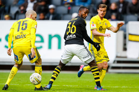 s Henok Goitom i en duell med Sundsvalls Marcus Danielson