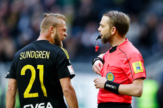 s Daniel Sundgren reagerar på Domare Johan Hamlin
